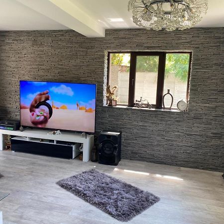 Lovely 1 Bedroom Flat In A 2 Ground Floor House Craiova Eksteriør billede